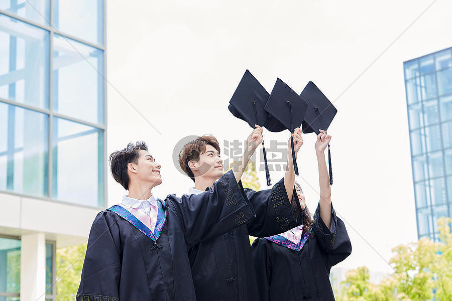 大学毕业生手举学士帽摄影图6720*4480图片素材免费下载-编号984637-潮点视频