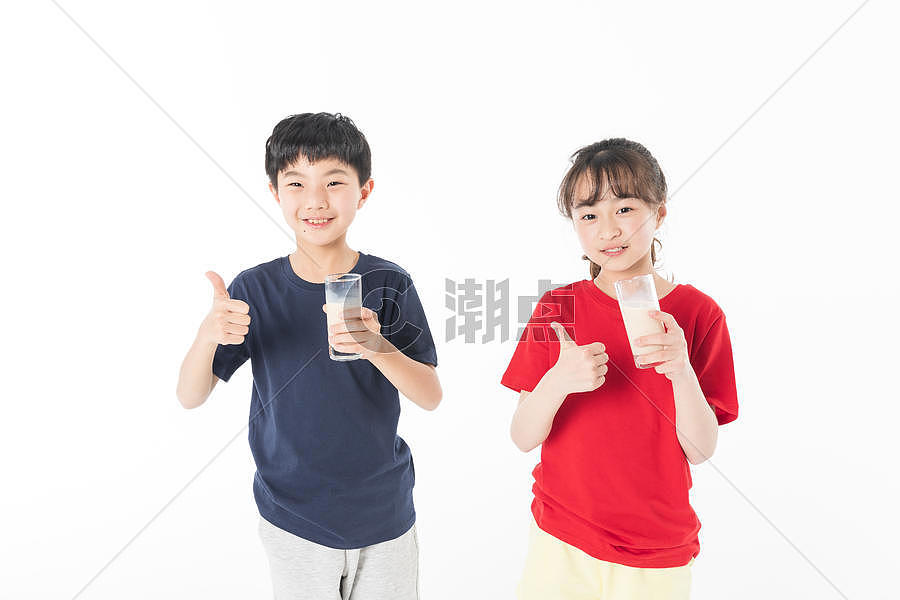 儿童喝牛奶图片素材免费下载