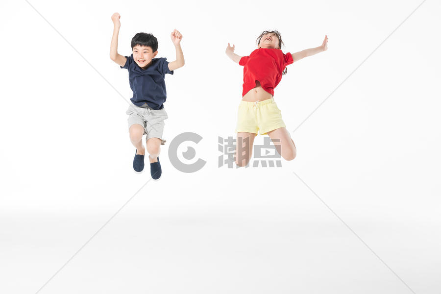 运动儿童开心跳跃图片素材免费下载
