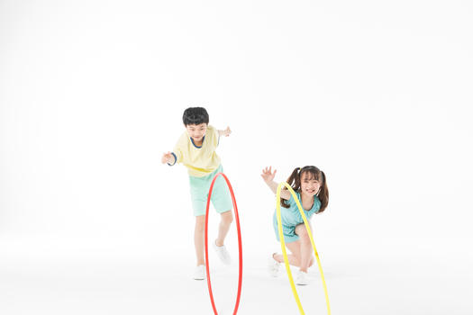 运动儿童玩呼啦圈图片素材免费下载