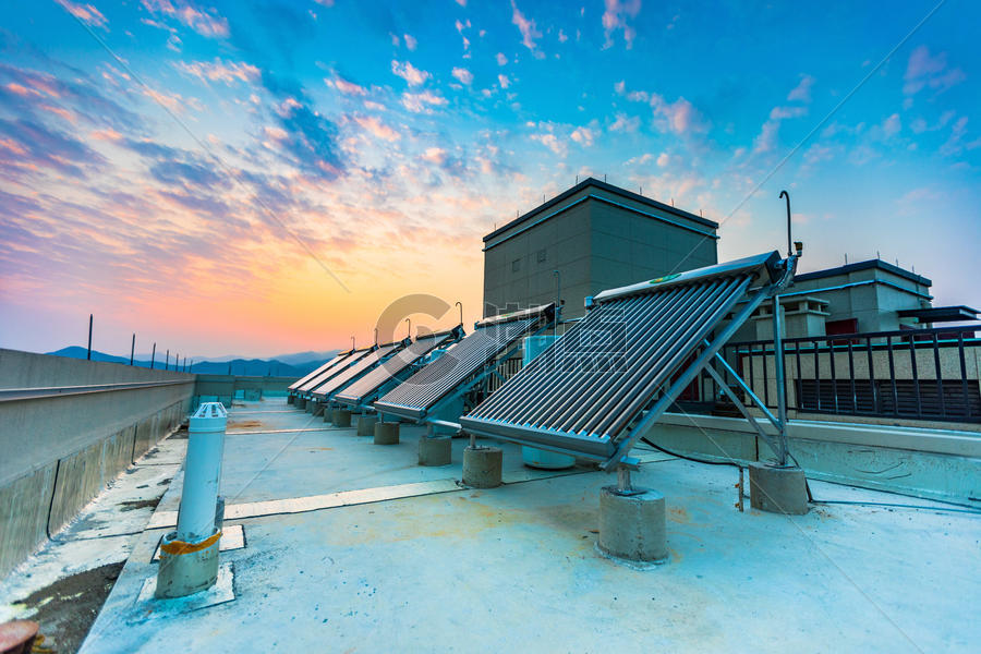 房顶上的太阳能装置图片素材免费下载