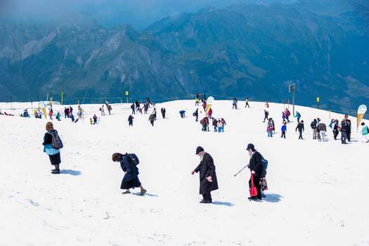 瑞士铁力士雪山上的徒步旅人图片素材免费下载