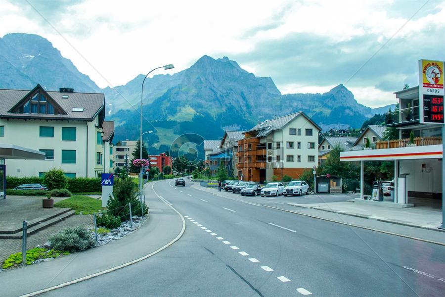 瑞士铁力士雪山脚下的小镇图片素材免费下载