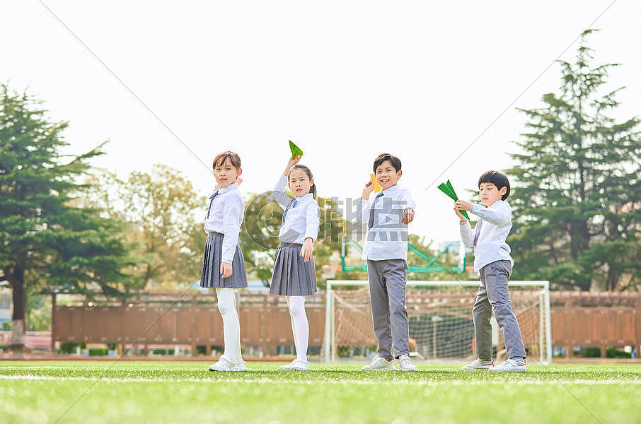 小学生扔纸飞机摄影图6485*4294图片素材免费下载-编号986829-潮点视频