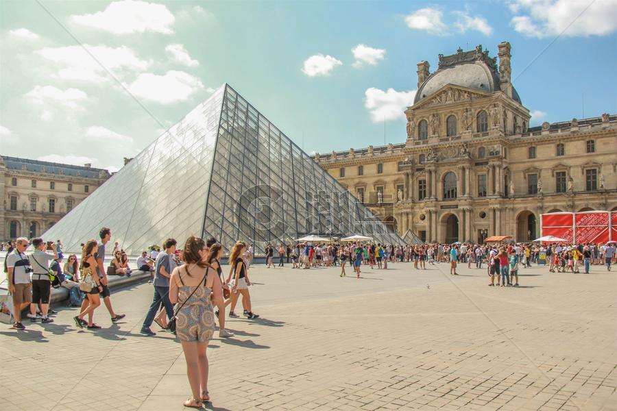 法国巴黎卢浮宫广场的玻璃金字塔图片素材免费下载