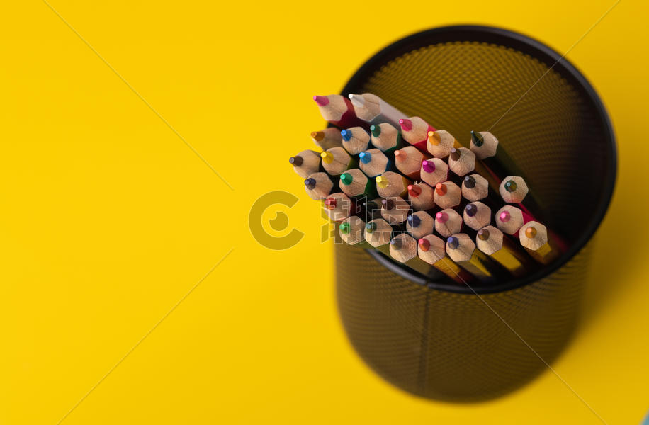 笔筒彩铅放在黄色背景上图片素材免费下载