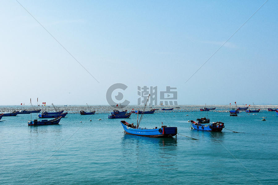 海边渔船图片素材免费下载