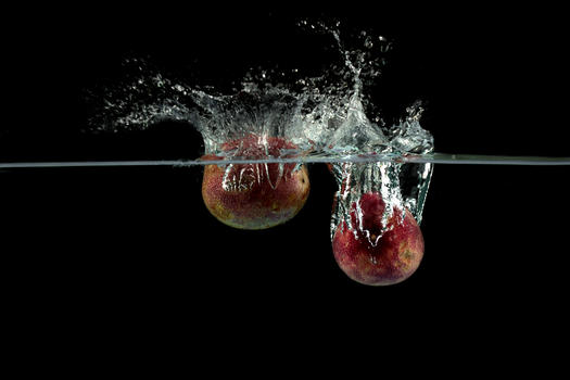 掉落水中的百香果图片素材免费下载
