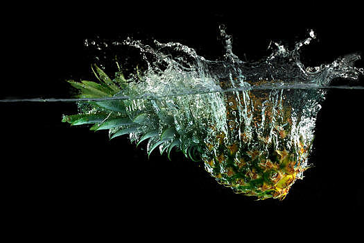 掉落水中的菠萝图片素材免费下载