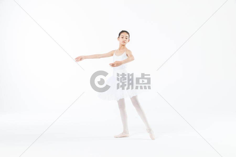 小女孩跳芭蕾舞图片素材免费下载