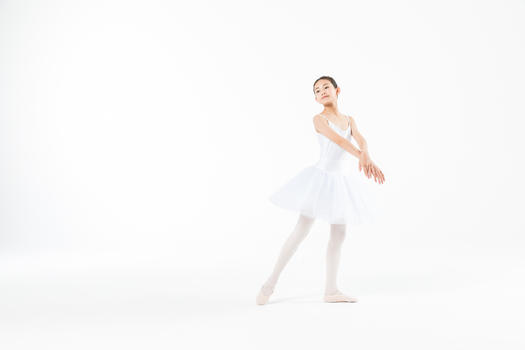 小女孩跳芭蕾舞图片素材免费下载