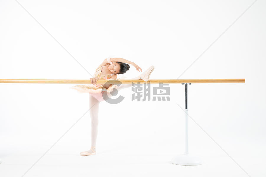 小女孩芭蕾舞专业练舞图片素材免费下载