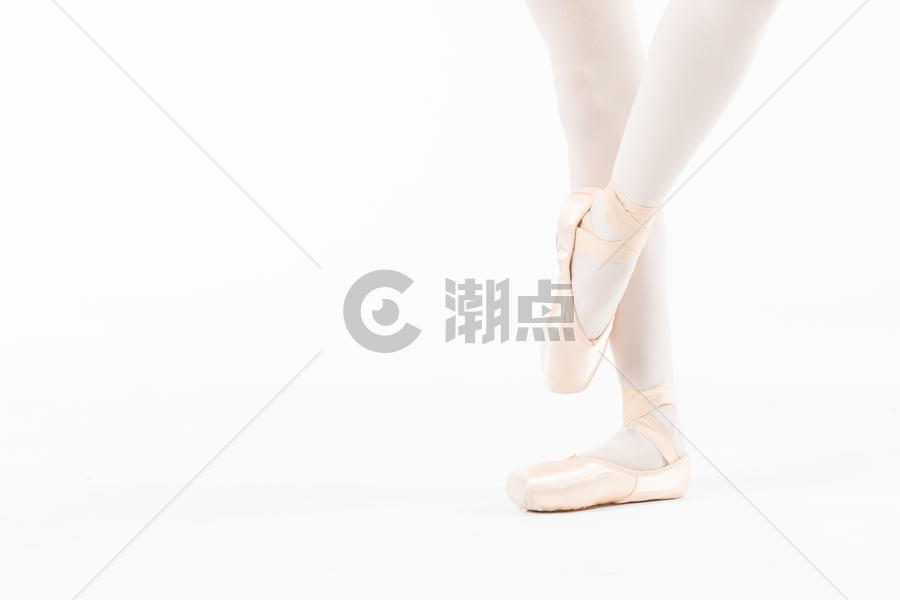 小女孩跳芭蕾舞脚部动作特写图片素材免费下载