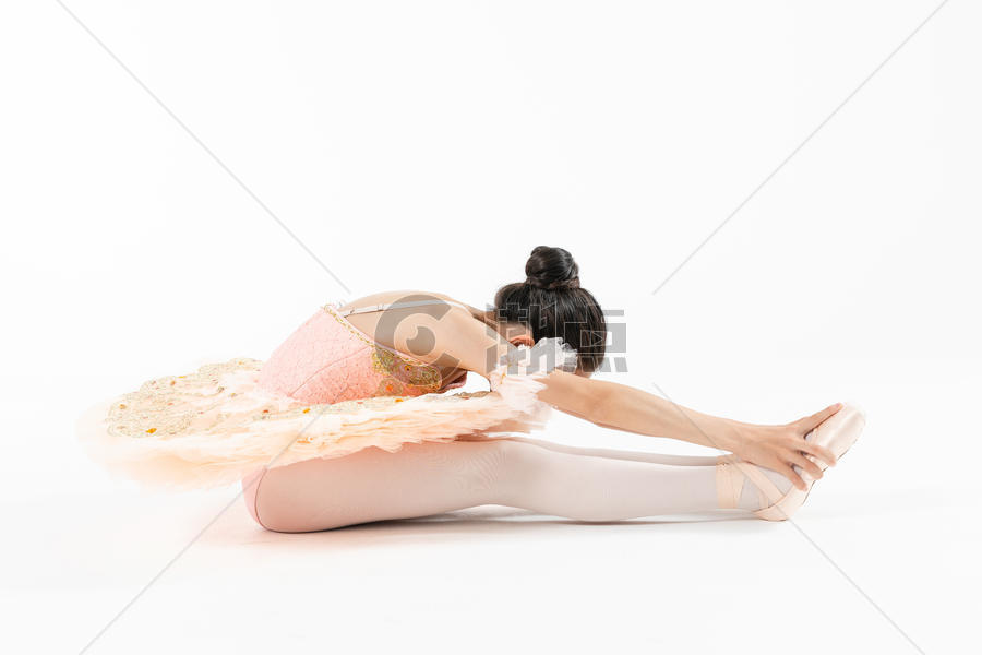 小女孩跳芭蕾舞压腿图片素材免费下载