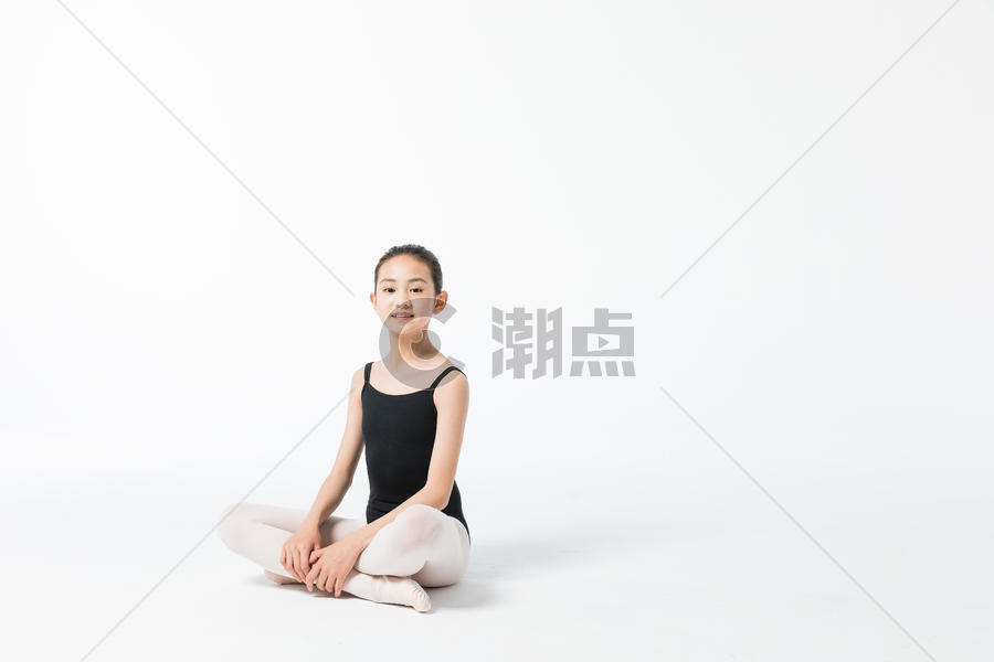 小女孩跳舞休息图片素材免费下载