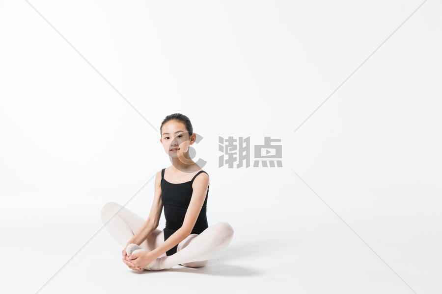 小女孩跳舞热身压腿图片素材免费下载