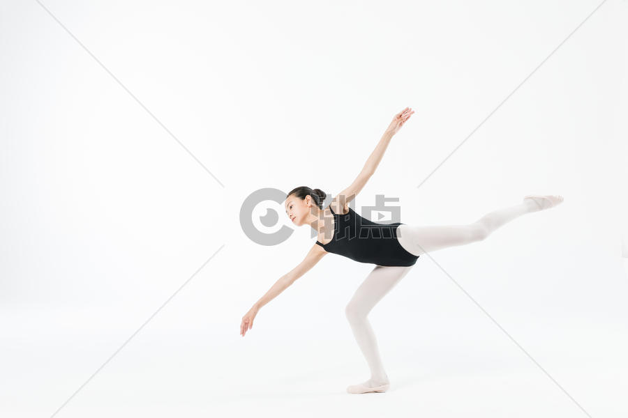 小女孩跳舞图片素材免费下载