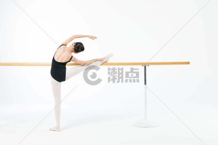 小女孩专业练舞压腿图片素材免费下载