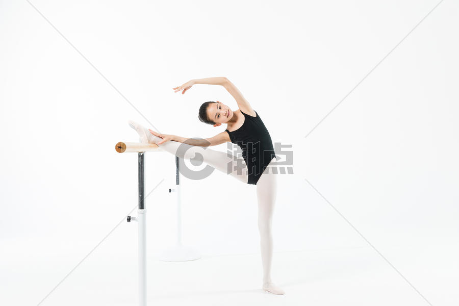 小女孩专业练舞压腿图片素材免费下载