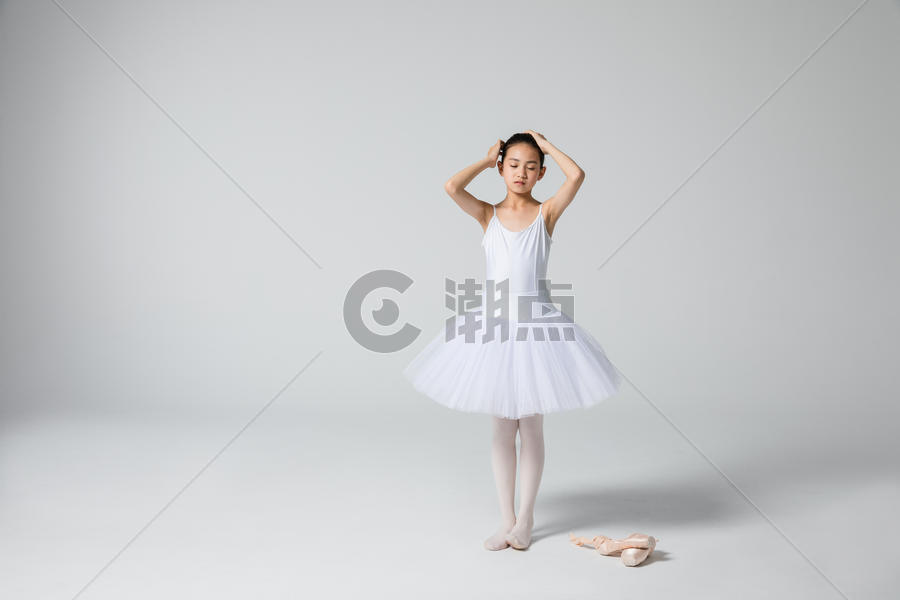 小女孩练芭蕾舞疲惫图片素材免费下载