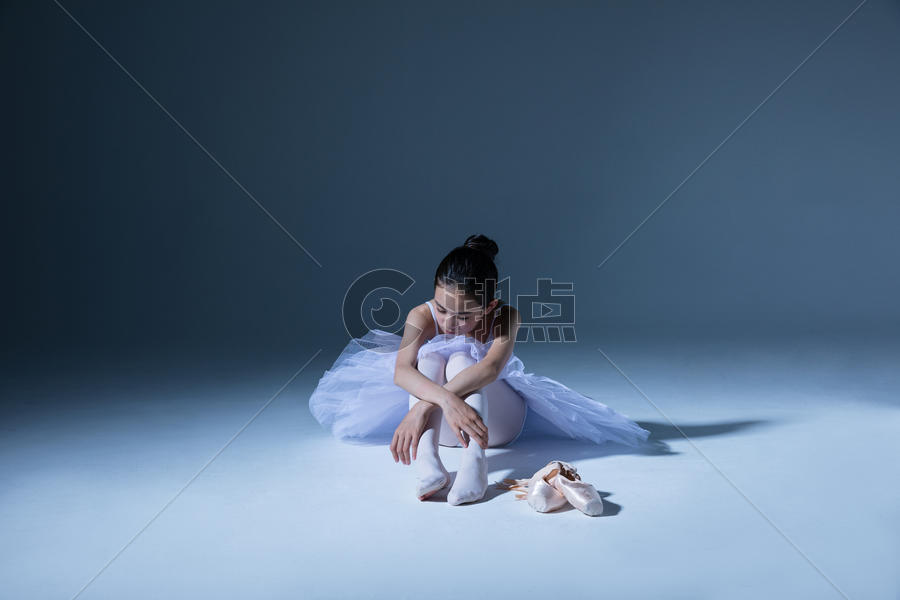 小女孩厌倦练舞图片素材免费下载