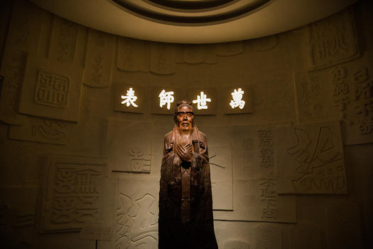 山东博物馆孔子塑像图片素材免费下载