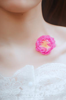 美女锁骨上放蔷薇花图片素材免费下载