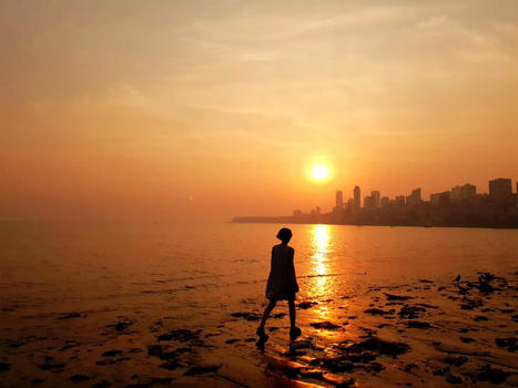 印度孟买日落孤独的小女孩图片素材免费下载