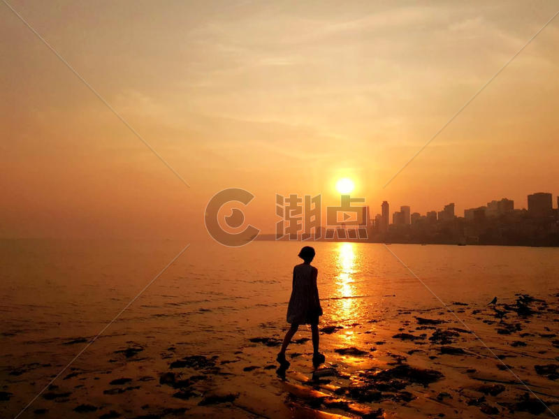印度孟买日落孤独的小女孩图片素材免费下载