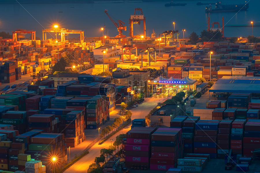 港口码头的集装箱夜景图片素材免费下载