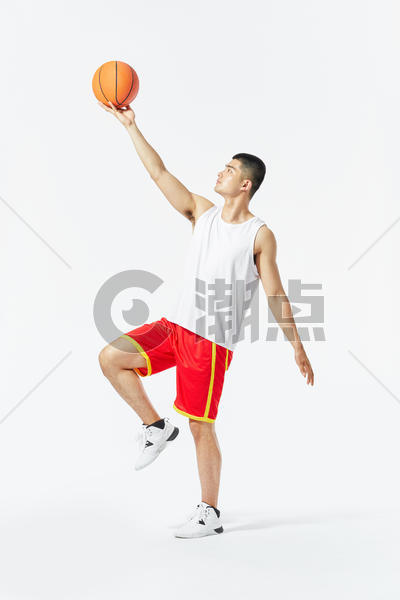 篮球运动员上篮动作图片素材免费下载