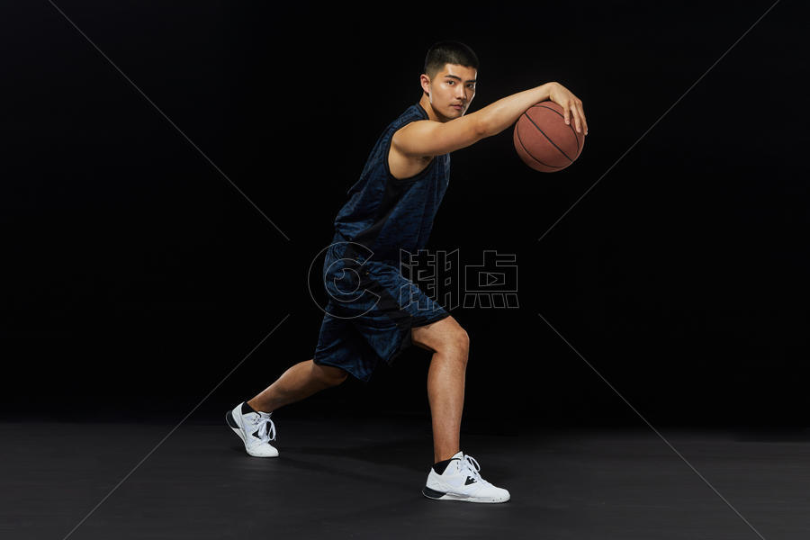 篮球运动员运球图片素材免费下载