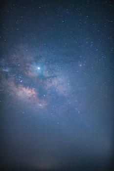 蓝色夜空下的银河图片素材免费下载