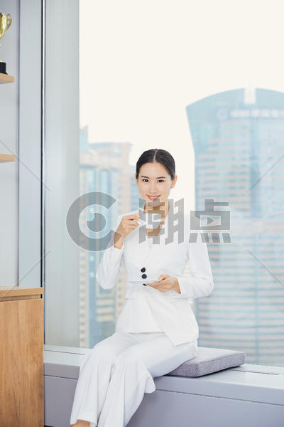 商务女士在办公室喝咖啡图片素材免费下载