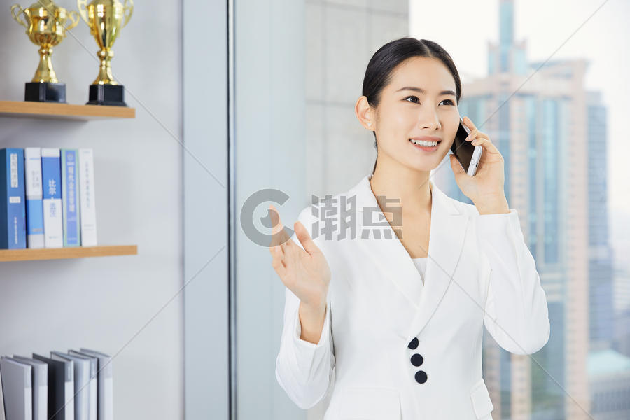 职场女性电话沟通图片素材免费下载