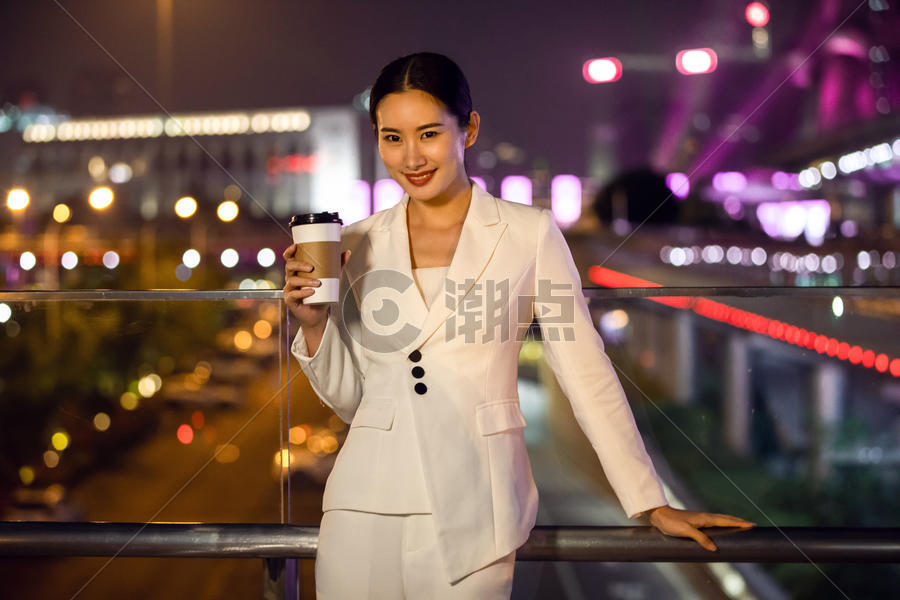 商务女性天桥喝咖啡图片素材免费下载