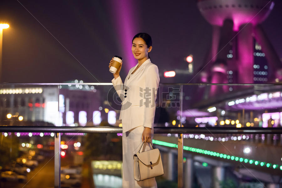 商务女性天桥喝咖啡图片素材免费下载
