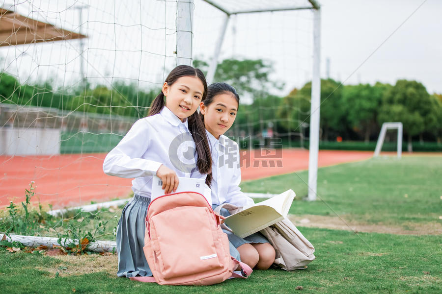 小学生操场看书图片素材免费下载