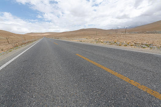 戈壁沙漠上的公路图片素材免费下载