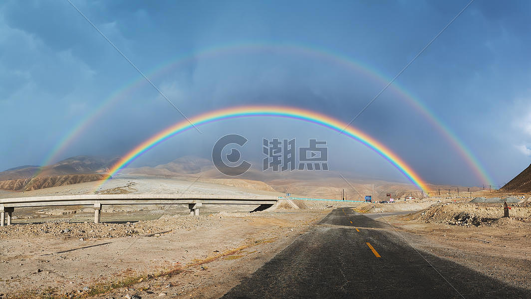 公路上的双彩虹图片素材免费下载