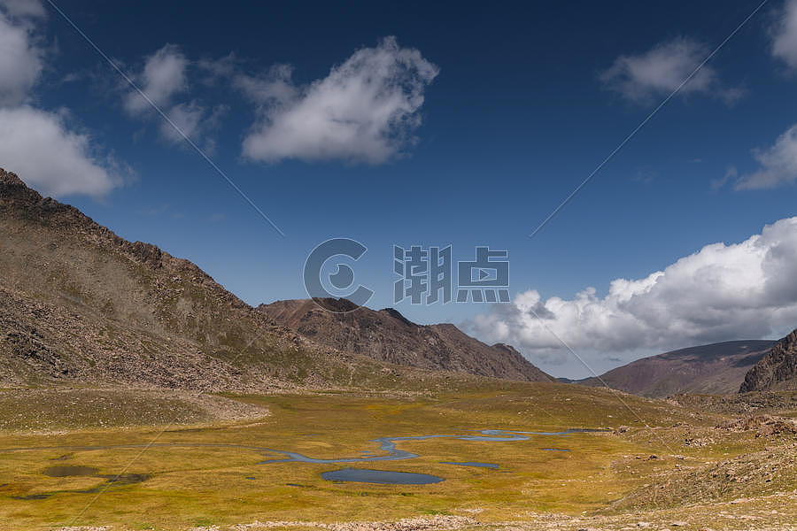 新疆博格达徒步途中的景色图片素材免费下载