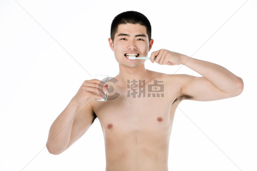 男性刷牙图片素材免费下载