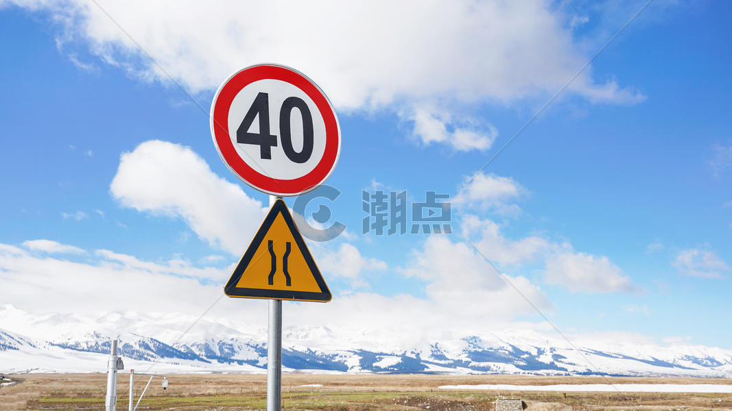 新疆雪山公路限速路标图片素材免费下载