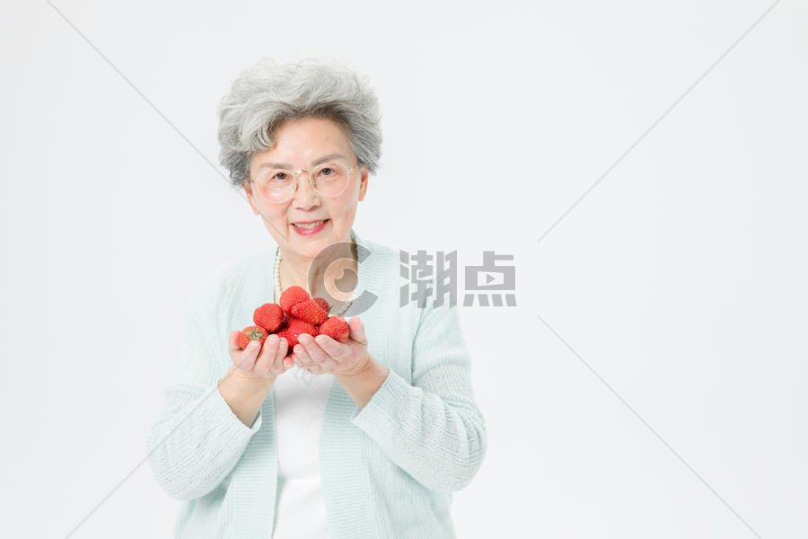 老人吃草莓图片素材免费下载