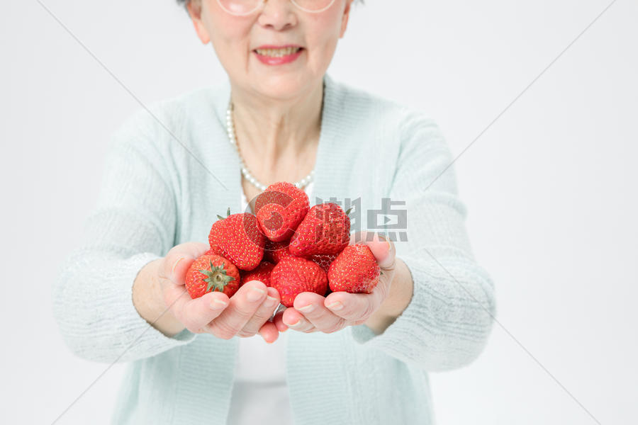 老人吃草莓图片素材免费下载