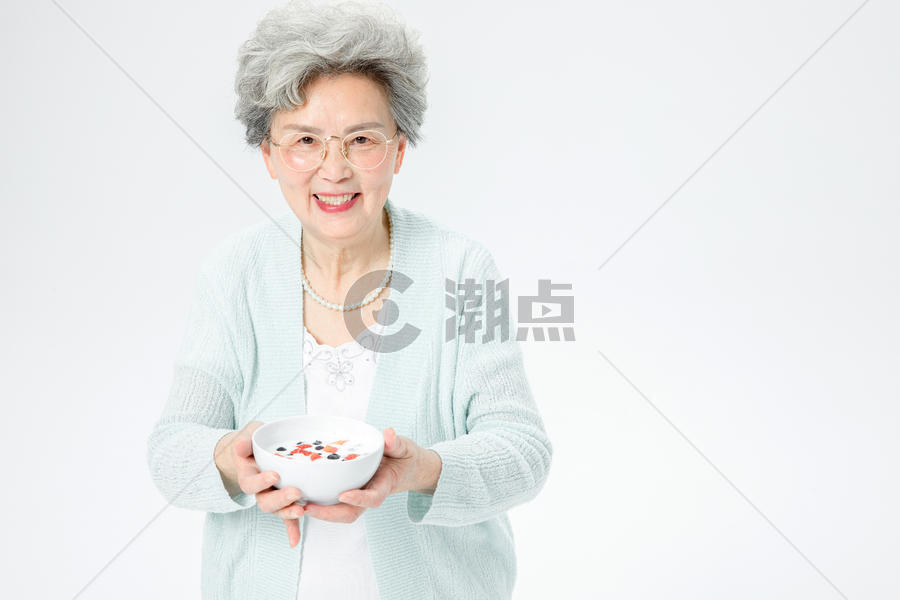 老人吃酸奶图片素材免费下载