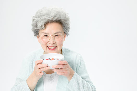 老人吃酸奶图片素材免费下载