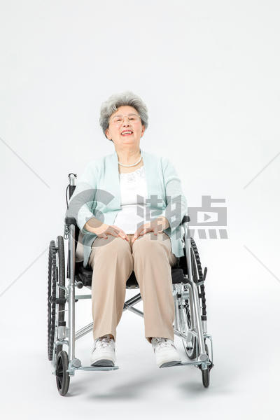 老人坐轮椅图片素材免费下载