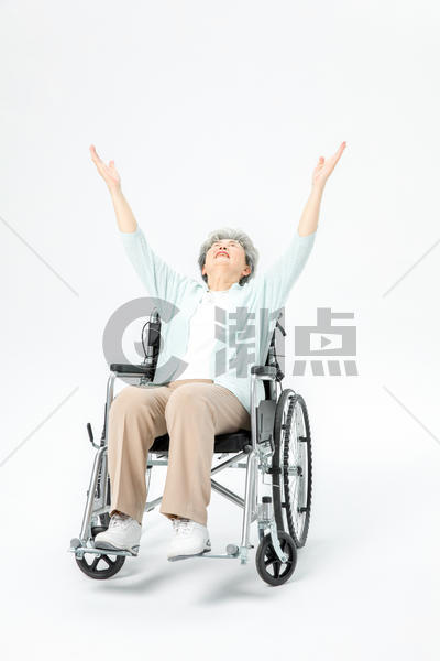 老人轮椅欢呼图片素材免费下载