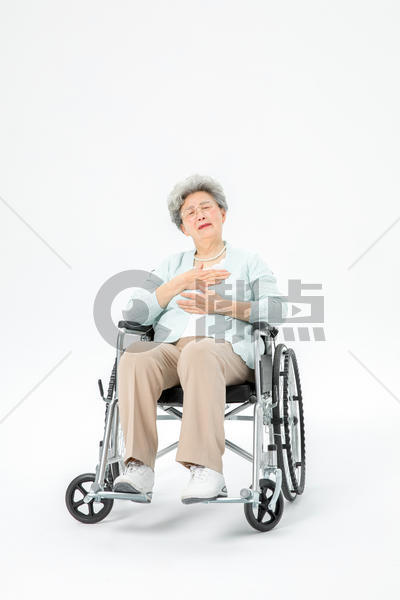 老人坐轮椅胸闷图片素材免费下载